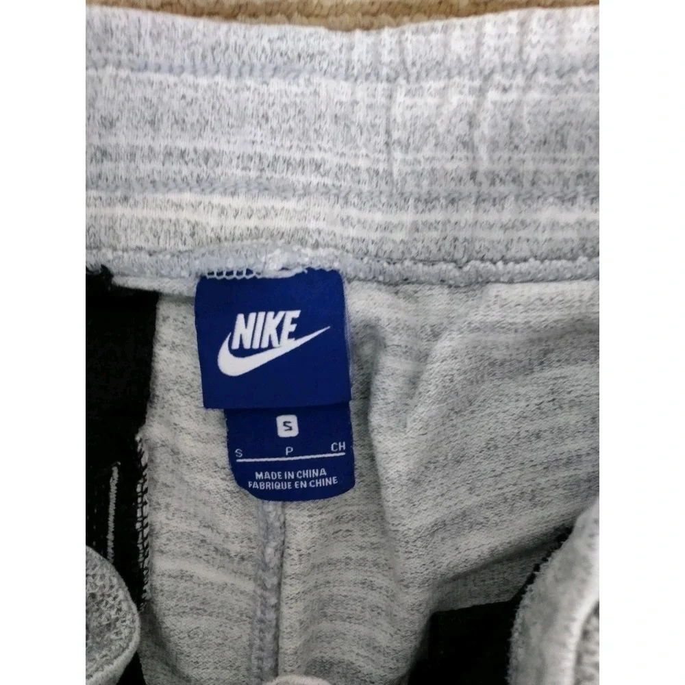 Nike sportswear advance
